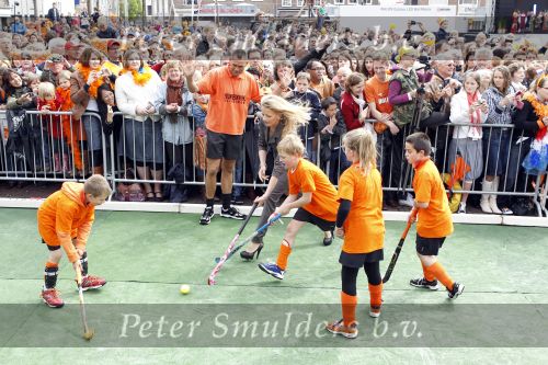 Wemeldinge/Middelburg  30 april 2010
Koningin Beatrix Prins Willem Alexander Prinses Maxima Prins Friso Prinses mabel Wisse Smit Prins Constantijn Prinses laurentien Pieter v Vollenhoven Prinses Margriet Prins Bernhard jr en Prinses Annette Prins Pieter Christiaan Prinses Anita Prins Floris en Prinses Aimee vieren koninginnedag.
Peter Smulders bv