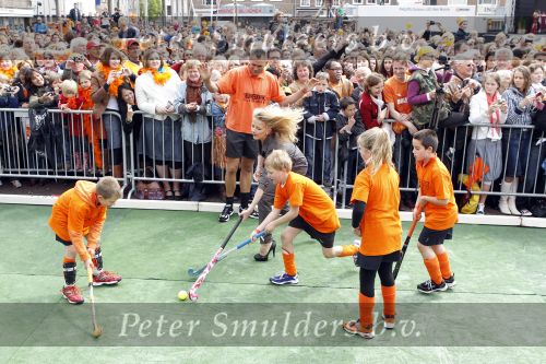 Wemeldinge/Middelburg  30 april 2010
Koningin Beatrix Prins Willem Alexander Prinses Maxima Prins Friso Prinses mabel Wisse Smit Prins Constantijn Prinses laurentien Pieter v Vollenhoven Prinses Margriet Prins Bernhard jr en Prinses Annette Prins Pieter Christiaan Prinses Anita Prins Floris en Prinses Aimee vieren koninginnedag.
Peter Smulders bv