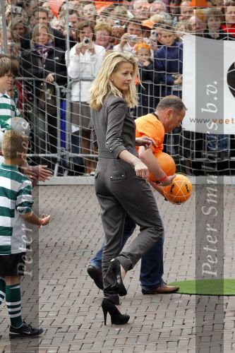 Wemeldinge/Middelburg  30 april 2010
Koningin Beatrix Prins Willem Alexander Prinses Maxima Prins Friso Prinses mabel Wisse Smit Prins Constantijn Prinses laurentien Pieter v Vollenhoven Prinses Margriet Prins Bernhard jr en Prinses Annette Prins Pieter Christiaan Prinses Anita Prins Floris en Prinses Aimee vieren koninginnedag.
Peter Smulders bv