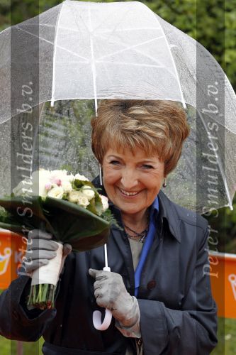 Wemeldinge/Middelburg  30 april 2010
Koningin Beatrix Prins Willem Alexander Prinses Maxima Prins Friso Prinses mabel Wisse Smit Prins Constantijn Prinses laurentien Pieter v Vollenhoven Prinses Margriet Prins Bernhard jr en Prinses Annette Prins Pieter Christiaan Prinses Anita Prins Floris en Prinses Aimee vieren koninginnedag.
Peter Smulders bv