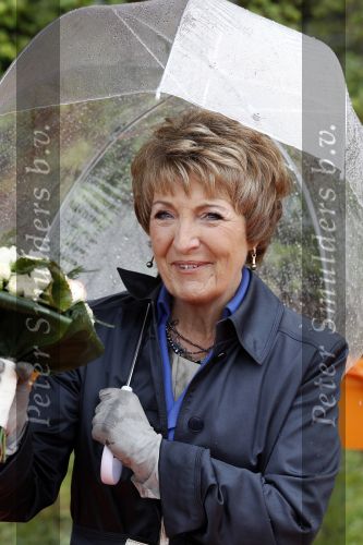 Wemeldinge/Middelburg  30 april 2010
Koningin Beatrix Prins Willem Alexander Prinses Maxima Prins Friso Prinses mabel Wisse Smit Prins Constantijn Prinses laurentien Pieter v Vollenhoven Prinses Margriet Prins Bernhard jr en Prinses Annette Prins Pieter Christiaan Prinses Anita Prins Floris en Prinses Aimee vieren koninginnedag.
Peter Smulders bv