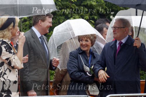 Wemeldinge/Middelburg  30 april 2010
Koningin Beatrix Prins Willem Alexander Prinses Maxima Prins Friso Prinses mabel Wisse Smit Prins Constantijn Prinses laurentien Pieter v Vollenhoven Prinses Margriet Prins Bernhard jr en Prinses Annette Prins Pieter Christiaan Prinses Anita Prins Floris en Prinses Aimee vieren koninginnedag.
Peter Smulders bv
