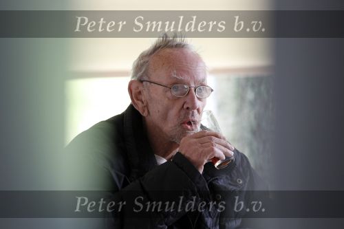 Laren 19 april 2010
Presentatie boek en de 85 e verjaardag van Johnny Kraaijkamp sr in het Rosa Spier huis. Rijk de Gooijer met zijn verzorgster
Peter Smulders bv