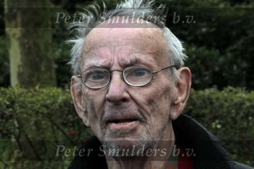 Laren 19 april 2010
Presentatie boek en de 85 e verjaardag van Johnny Kraaijkamp sr in het Rosa Spier huis. Rijk de Gooijer met zijn verzorgster
Peter Smulders bv