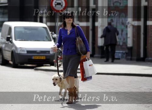 Amsterdam 24 april 2010
Roos ten Brink wandelt met hond.
Peter Smulders bv