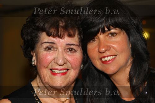 Weert, 19 April 2010
Johnny Hoes 93 jaar Feest bij Golden Tulip Hotel
Met veel bekende Nederlandstalige artiesten
Zwarte Lola met haar dochter
Foto Peter Smulders