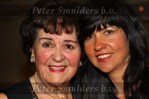Weert, 19 April 2010
Johnny Hoes 93 jaar Feest bij Golden Tulip Hotel
Met veel bekende Nederlandstalige artiesten
Zwarte Lola met haar dochter
Foto Peter Smulders