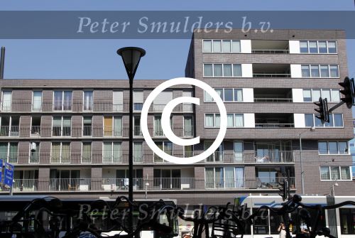 Amsterdam 25 april 2011
Arie Boomsma geniet  van het zonnetje op het balkon van zijn appartement/huis
Peter Smulders bv