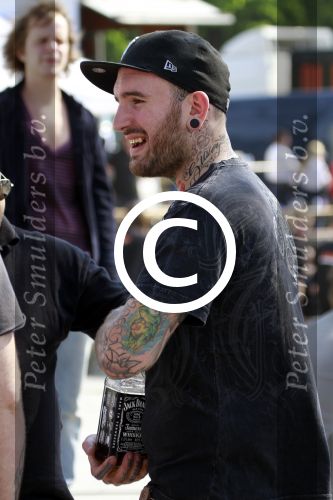 Amsterdam 30 april 2011
Radio 538 met koninginnedag concert op het museumplein. Ben Saunders met zijn vriendin en een fles Wiskey 
Peter Smulders bv