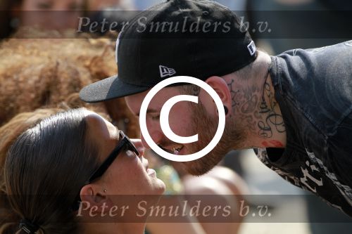 Amsterdam 30 april 2011
Radio 538 met koninginnedag concert op het museumplein. Ben Saunders met zijn vriendin en een fles Wiskey 
Peter Smulders bv
