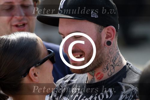Amsterdam 30 april 2011
Radio 538 met koninginnedag concert op het museumplein. Ben Saunders met zijn vriendin en een fles Wiskey 
Peter Smulders bv