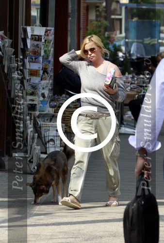 Amsterdam 21 april 2011
Bridget Maasland met hond op straat.
Peter Smulders bv