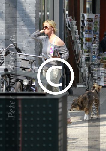 Amsterdam 21 april 2011
Bridget Maasland met hond op straat.
Peter Smulders bv
