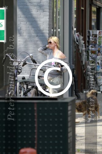 Amsterdam 21 april 2011
Bridget Maasland met hond op straat.
Peter Smulders bv