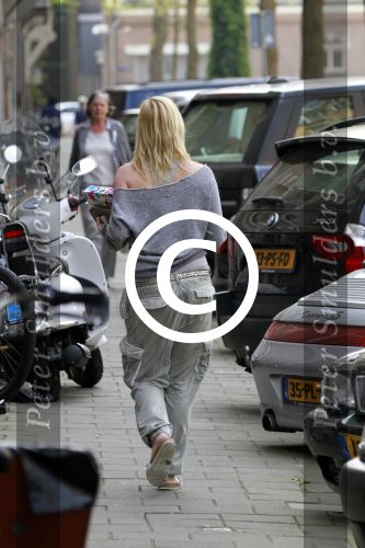 Amsterdam 21 april 2011
Bridget Maasland met hond op straat.
Peter Smulders bv