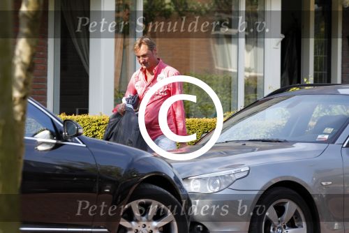 Breukelen 26 april 2011
Mariska v Kolck haar zoon en Edgar Peer vertrekken bij haar huis met zijn mercedes.
Peter Smulders bv