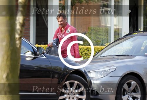 Breukelen 26 april 2011
Mariska v Kolck haar zoon en Edgar Peer vertrekken bij haar huis met zijn mercedes.
Peter Smulders bv