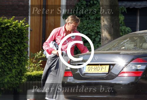 Breukelen 26 april 2011
Mariska v Kolck haar zoon en Edgar Peer vertrekken bij haar huis met zijn mercedes.
Peter Smulders bv