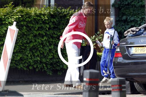 Breukelen 26 april 2011
Mariska v Kolck haar zoon en Edgar Peer vertrekken bij haar huis met zijn mercedes.
Peter Smulders bv