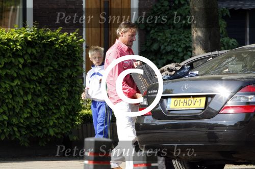 Breukelen 26 april 2011
Mariska v Kolck haar zoon en Edgar Peer vertrekken bij haar huis met zijn mercedes.
Peter Smulders bv