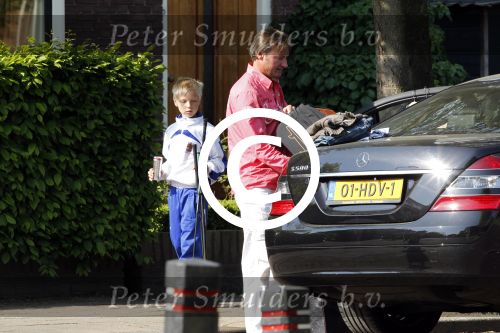 Breukelen 26 april 2011
Mariska v Kolck haar zoon en Edgar Peer vertrekken bij haar huis met zijn mercedes.
Peter Smulders bv
