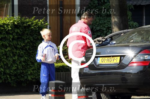 Breukelen 26 april 2011
Mariska v Kolck haar zoon en Edgar Peer vertrekken bij haar huis met zijn mercedes.
Peter Smulders bv