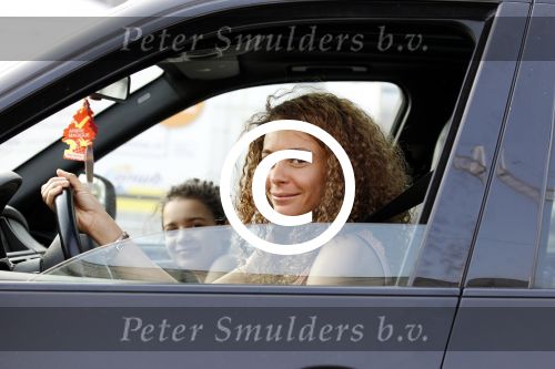 Amsterdam 21 april 2011
Fajah Lourens met dochter in haar gestickerde BMW X5.
Peter Smulders bv