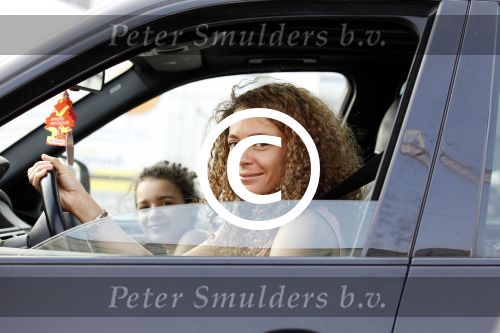 Amsterdam 21 april 2011
Fajah Lourens met dochter in haar gestickerde BMW X5.
Peter Smulders bv