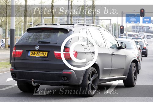 Amsterdam 21 april 2011
Fajah Lourens met dochter in haar gestickerde BMW X5.
Peter Smulders bv