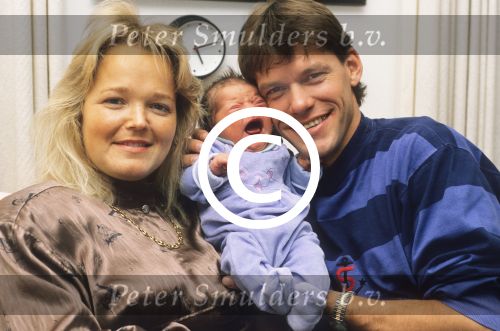 Aalst, Waalre 3 November 1988
Kate en Frank Arnesen met de jongste dochter Rebecca, die geboren is op 28 Oktober 1988 en hun andere kinderen, de tweeling Anja Arnesen, Britt Arnesen en Sebastian Arnesen. Foto Peter Smulders BV