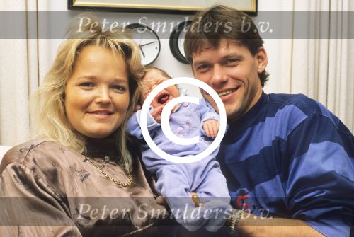Aalst, Waalre 3 November 1988
Kate en Frank Arnesen met de jongste dochter Rebecca, die geboren is op 28 Oktober 1988 en hun andere kinderen, de tweeling Anja Arnesen, Britt Arnesen en Sebastian Arnesen. Foto Peter Smulders BV