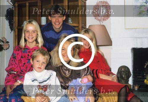 Aalst, Waalre 3 November 1988
Kate en Frank Arnesen met de jongste dochter Rebecca, die geboren is op 28 Oktober 1988 en hun andere kinderen, de tweeling Anja Arnesen, Britt Arnesen en Sebastian Arnesen. Foto Peter Smulders BV