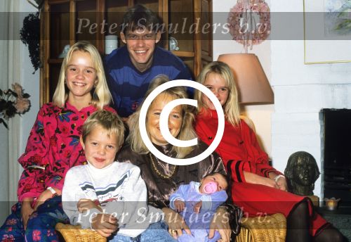 Aalst, Waalre 3 November 1988
Kate en Frank Arnesen met de jongste dochter Rebecca, die geboren is op 28 Oktober 1988 en hun andere kinderen, de tweeling Anja Arnesen, Britt Arnesen en Sebastian Arnesen. Foto Peter Smulders BV