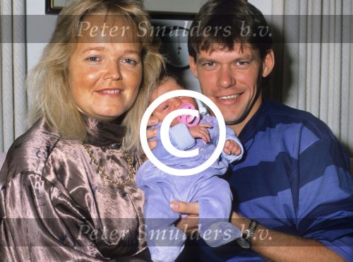 Aalst, Waalre 3 November 1988
Kate en Frank Arnesen met de jongste dochter Rebecca, die geboren is op 28 Oktober 1988 en hun andere kinderen, de tweeling Anja Arnesen, Britt Arnesen en Sebastian Arnesen. Foto Peter Smulders BV