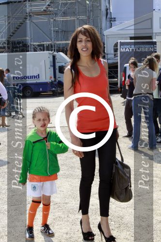 Amsterdam 30 april 2011
Radio 538 met koninginnedag concert op het museumplein. Glennis Grace met zoontje en Xander de Buisonje
Peter Smulders bv