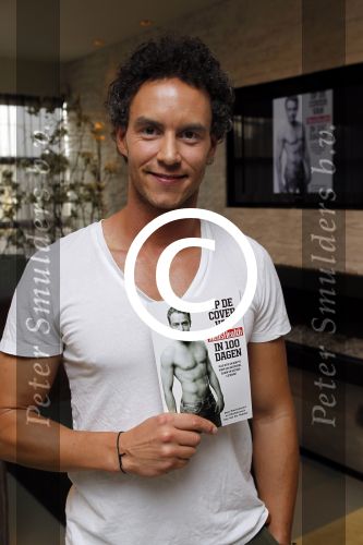 Amstelveen 28 april 2011
Presentatie boek van personal trainer Guy v d Reijden waarin hij Mark v Eeuwen in 100 dagen klaar stoomt voor de cover van Men s Health bij Special Sports.
Peter Smulders bv