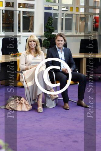 Huizen 29 april 2011
Linda de Mol krijgt in het bijzijn van vriend Jeroen Rietbergen haar ouders John de Mol sr en Mireille Bekooy een koninklijke onderscheiding (lintje)in het gemeentehuis van Huizen.
Peter Smulders bv