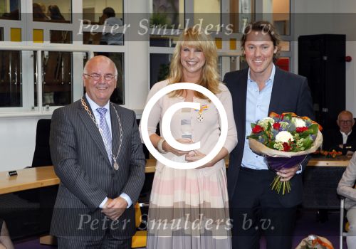Huizen 29 april 2011
Linda de Mol krijgt in het bijzijn van vriend Jeroen Rietbergen haar ouders John de Mol sr en Mireille Bekooy een koninklijke onderscheiding (lintje)in het gemeentehuis van Huizen.
Peter Smulders bv