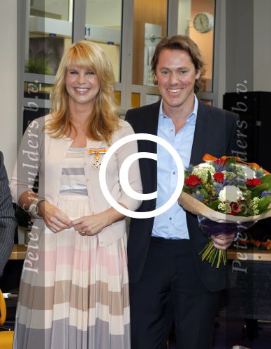Huizen 29 april 2011
Linda de Mol krijgt in het bijzijn van vriend Jeroen Rietbergen haar ouders John de Mol sr en Mireille Bekooy een koninklijke onderscheiding (lintje)in het gemeentehuis van Huizen.
Peter Smulders bv