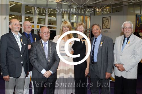Huizen 29 april 2011
Linda de Mol krijgt in het bijzijn van vriend Jeroen Rietbergen haar ouders John de Mol sr en Mireille Bekooy een koninklijke onderscheiding (lintje)in het gemeentehuis van Huizen.
Peter Smulders bv