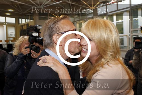 Huizen 29 april 2011
Linda de Mol krijgt in het bijzijn van vriend Jeroen Rietbergen haar ouders John de Mol sr en Mireille Bekooy een koninklijke onderscheiding (lintje)in het gemeentehuis van Huizen.
Peter Smulders bv