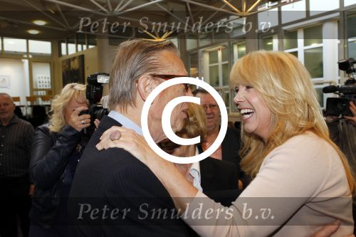 Huizen 29 april 2011
Linda de Mol krijgt in het bijzijn van vriend Jeroen Rietbergen haar ouders John de Mol sr en Mireille Bekooy een koninklijke onderscheiding (lintje)in het gemeentehuis van Huizen.
Peter Smulders bv