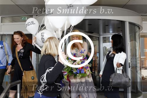 Huizen 29 april 2011
Linda de Mol krijgt in het bijzijn van vriend Jeroen Rietbergen haar ouders John de Mol sr en Mireille Bekooy een koninklijke onderscheiding (lintje)in het gemeentehuis van Huizen.
Peter Smulders bv