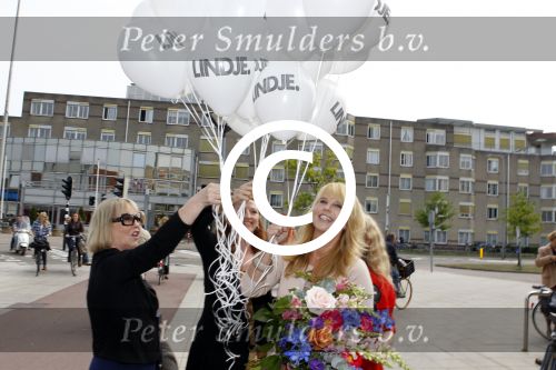 Huizen 29 april 2011
Linda de Mol krijgt in het bijzijn van vriend Jeroen Rietbergen haar ouders John de Mol sr en Mireille Bekooy een koninklijke onderscheiding (lintje)in het gemeentehuis van Huizen.
Peter Smulders bv