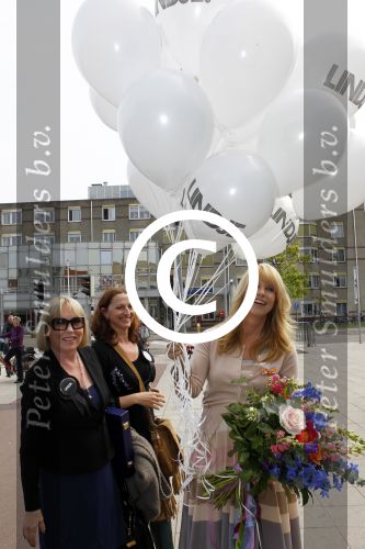 Huizen 29 april 2011
Linda de Mol krijgt in het bijzijn van vriend Jeroen Rietbergen haar ouders John de Mol sr en Mireille Bekooy een koninklijke onderscheiding (lintje)in het gemeentehuis van Huizen.
Peter Smulders bv