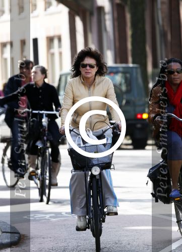Amsterdam 8 april 2011
Linda v Dijck doet op de fiets boodschappen op de cornelis schuytstraat.
Peter Smulders bv