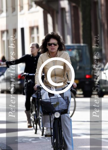 Amsterdam 8 april 2011
Linda v Dijck doet op de fiets boodschappen op de cornelis schuytstraat.
Peter Smulders bv