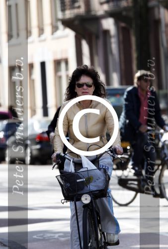 Amsterdam 8 april 2011
Linda v Dijck doet op de fiets boodschappen op de cornelis schuytstraat.
Peter Smulders bv