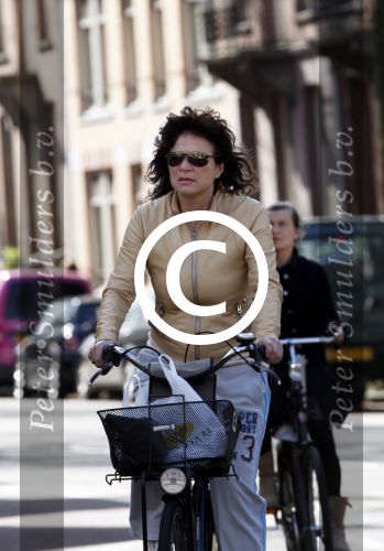 Amsterdam 8 april 2011
Linda v Dijck doet op de fiets boodschappen op de cornelis schuytstraat.
Peter Smulders bv