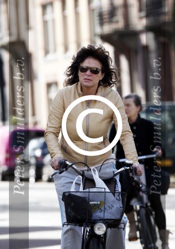 Amsterdam 8 april 2011
Linda v Dijck doet op de fiets boodschappen op de cornelis schuytstraat.
Peter Smulders bv